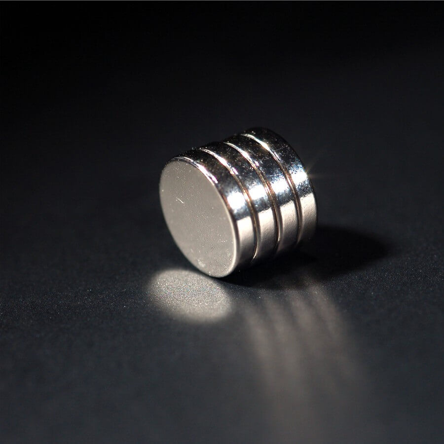 Scheiben-Magnet Neodym N35 Ø 10 mm mehrere auf dunklem Untergrund
