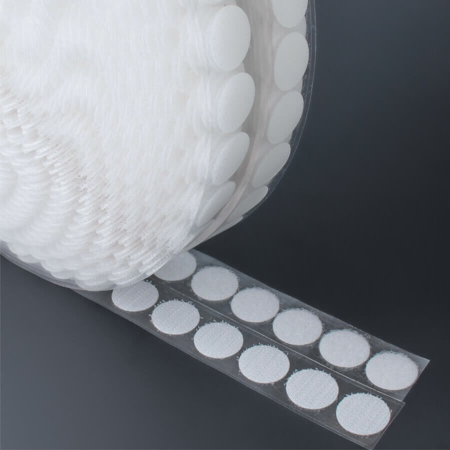Klettpunkt Flausch+Haken 19mm 33mm Rolle auf dunklem Untergrund