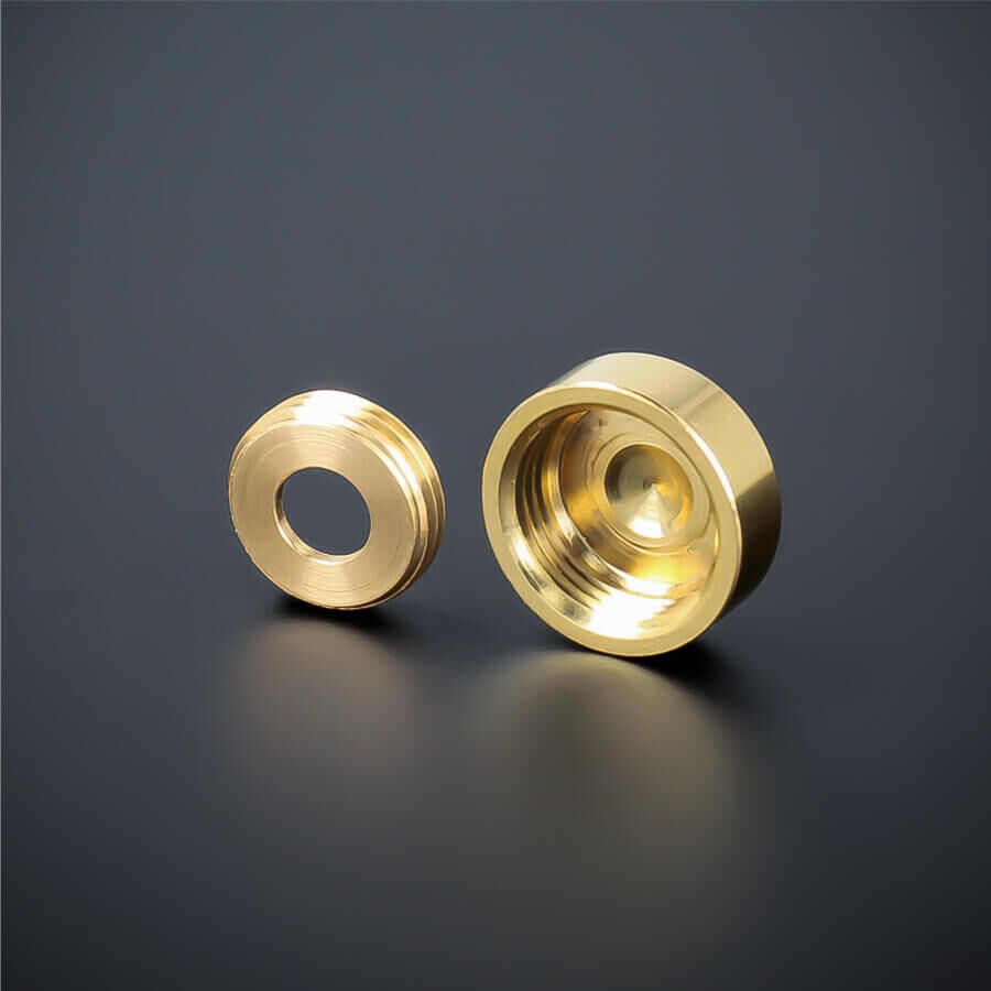 Zierkappe Gold Edelstahl 15mm angeschrägt stehend mit Gewindering auf dunklem Untergrund