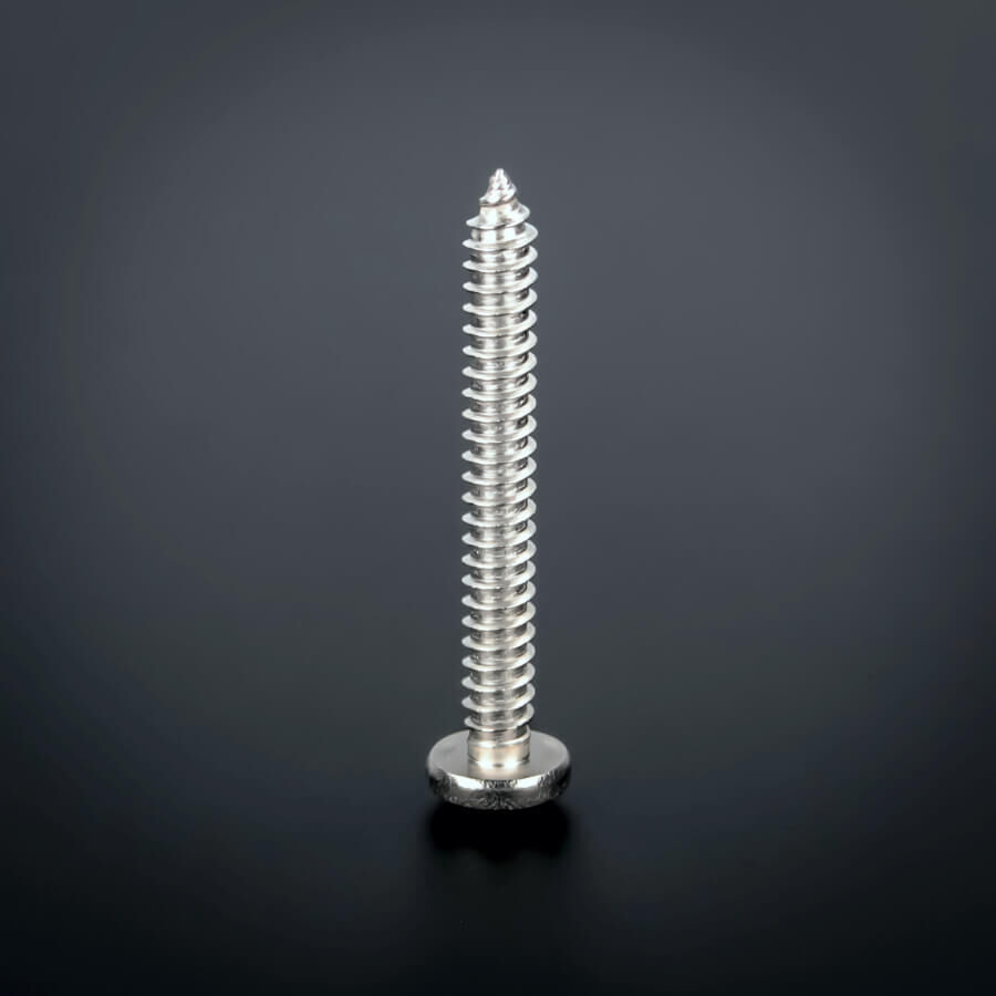 Schraube 6,3x60 mm Edelstahl V2A - A2 Linsenkopf Blechschraube Kreuz stehend auf dunklem Untergrund