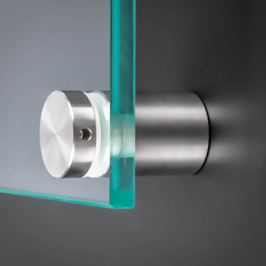 Wandbefestigung für Schilder schraubbar Ø 25 mm montiert mit einer Glasscheibe an dunkler Wand