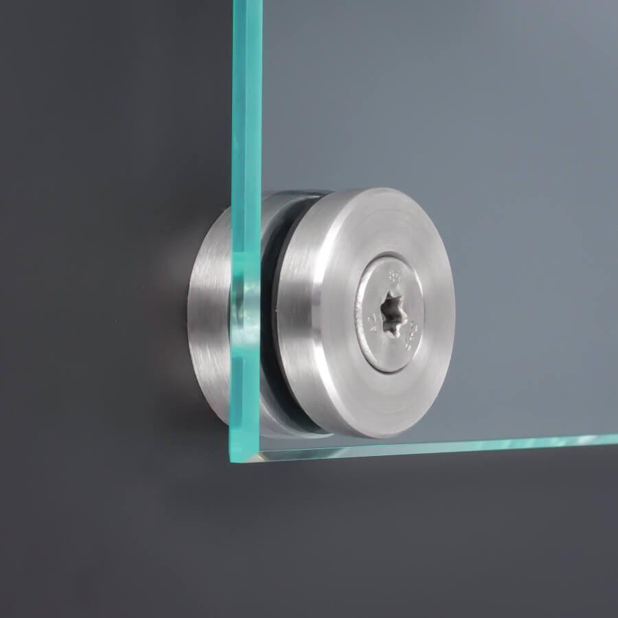 Glaspunkthalter Glashalter Edelstahl Ø40 mm montiert mit Scheibe an dunkler Wand