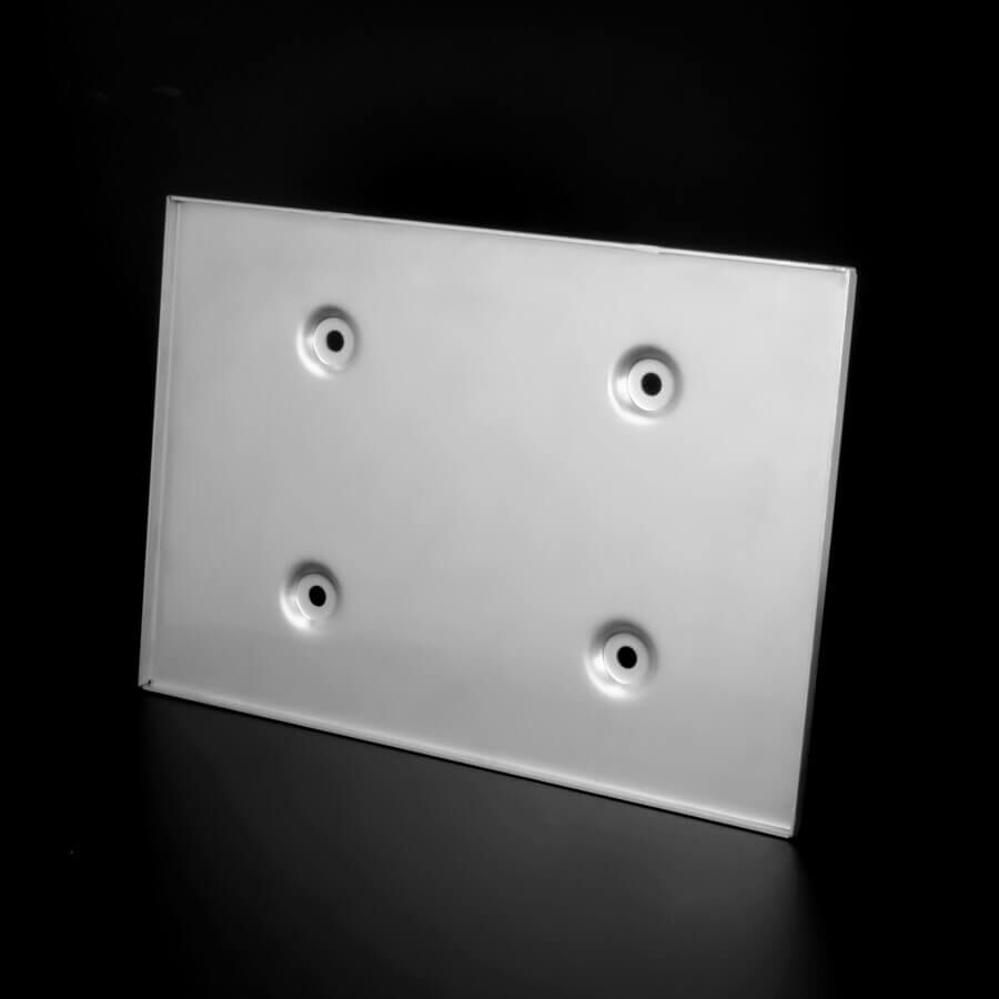 Edelstahl Wandschild DIN A5 Kassette mit 4 Bohrungen vor schwarzen Hintergrund