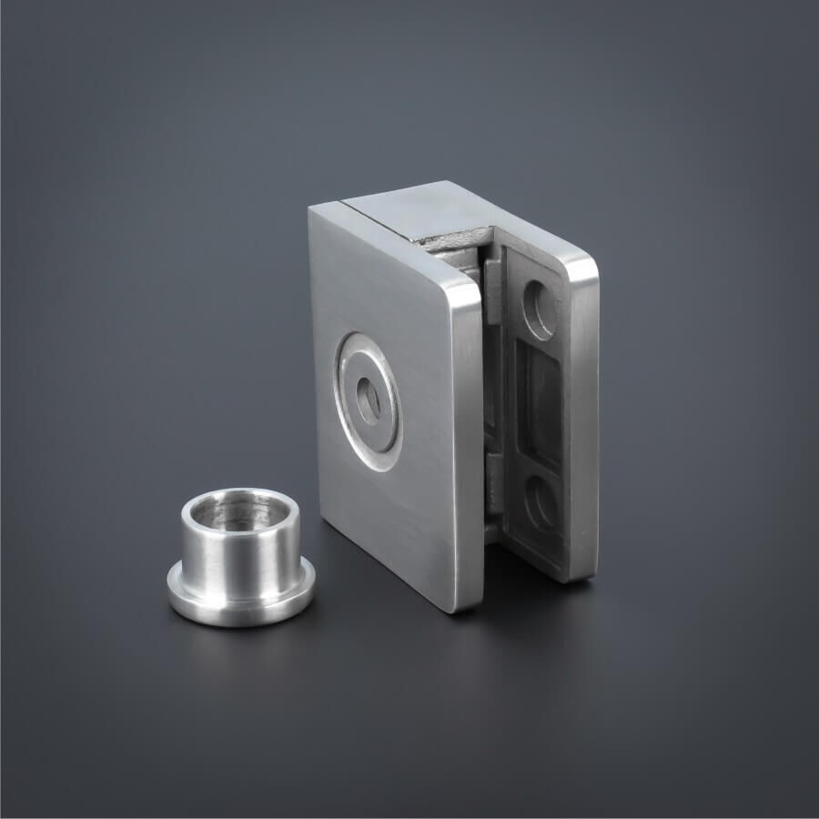 Glashalter Edelstahl eckig 60 x 50 mm einseitig stehend mit Adapter auf dunklem Untergrund