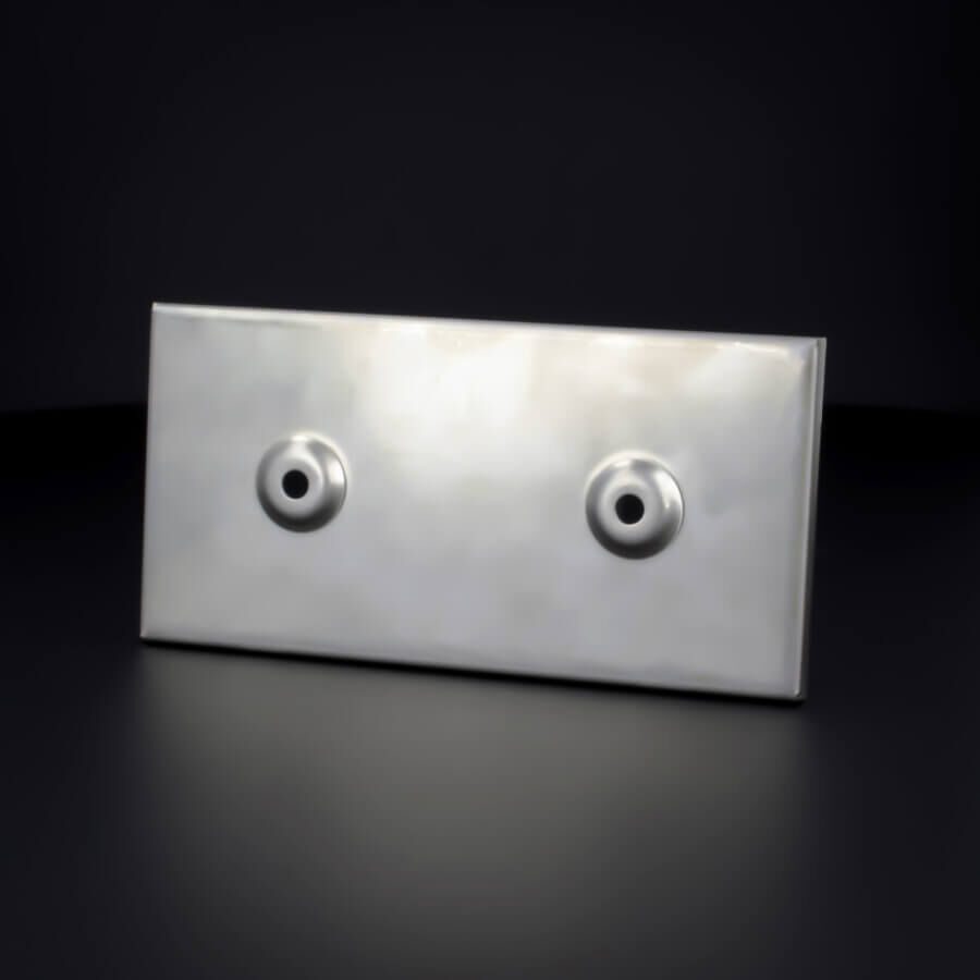 Edelstahl Wandschild 150x75 mm Kassettenrückseite mit 4 Bohrungen vor schwarzen Hintergrund