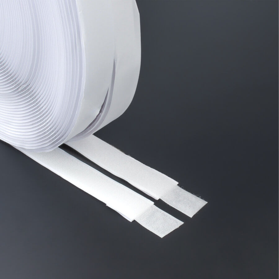 Klettband Flausch+Haken 20mm Rolle in 25m Länge auf dunklem Untergrund