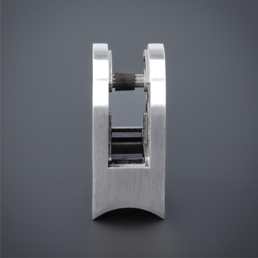 Glashalter mit Sicherungsstift V2A 63x45mm PS: 6-12,76 mm stehend auf dunklem Untergrund