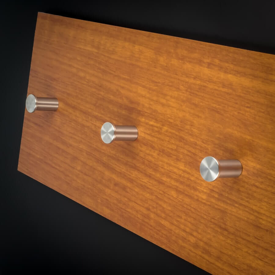 Halter Kleiderhaken V2A mehrere montiert an einem Holzbrett