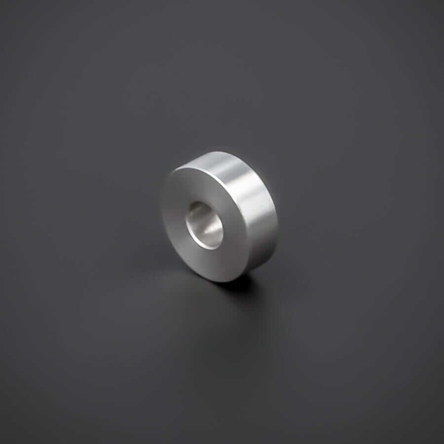 Distanzring Distanzhülse Edelstahl Ø15x5mm stehend gedreht auf dunklem Untergrund