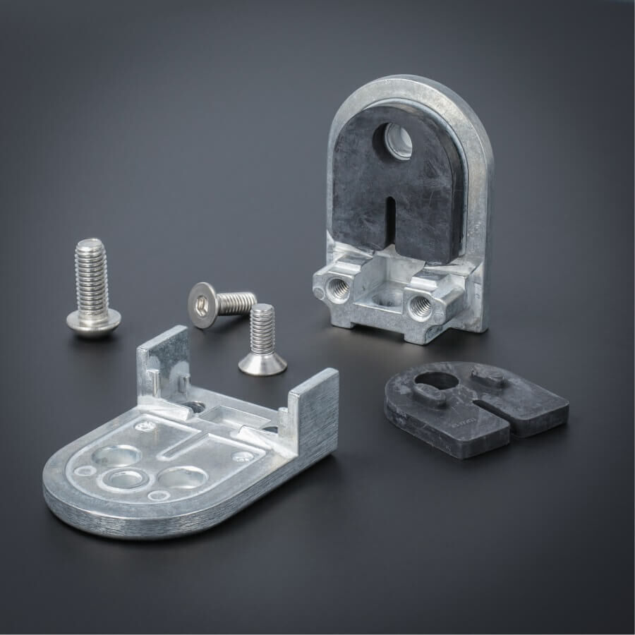 Glashalter Zinkdruckguss halbrund 63x45 mm Lieferumfang auf dunklem Untergrund