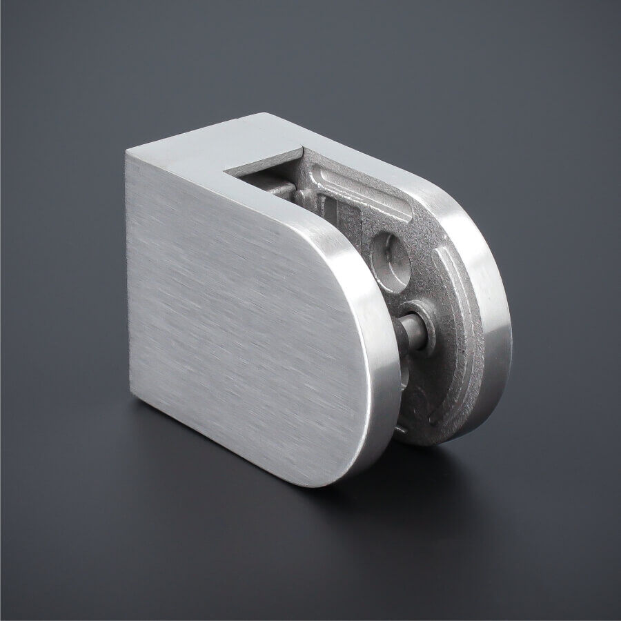 Glashalter mit Sicherungsstift V2A 63x45mm liegend von vorne auf dunklem Untergrund