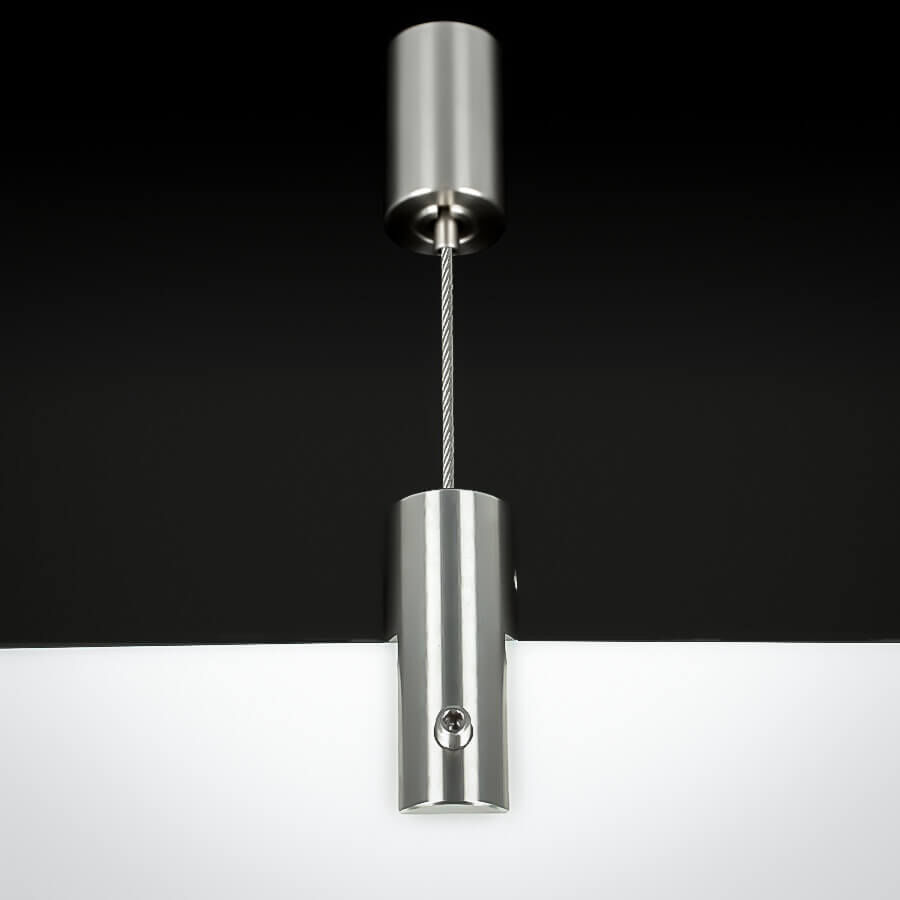 Plattenhalter für Seilbefestigung aus Edelstahl mit Automatik Anwendungsbeispiel mit Plate und Deckenhalter vor schwarzen Hintergrund