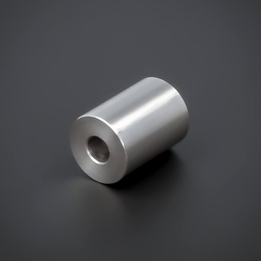 Distanzring Abstandshülse Edelstahl Ø15x20mm liegend gedreht auf dunklem Untergrund