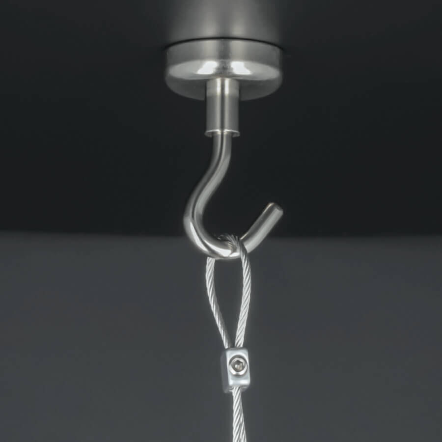 Topf-Magnet Ø 25mm Innengewinde M5x8 mm montiert mit Haken an dunkler Decke