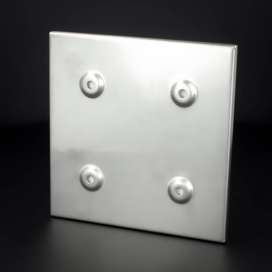 Edelstahl Türschild 150x150 mm Kassettenrückseite mit 4 Bohrungen vor schwarzen Hintergrund