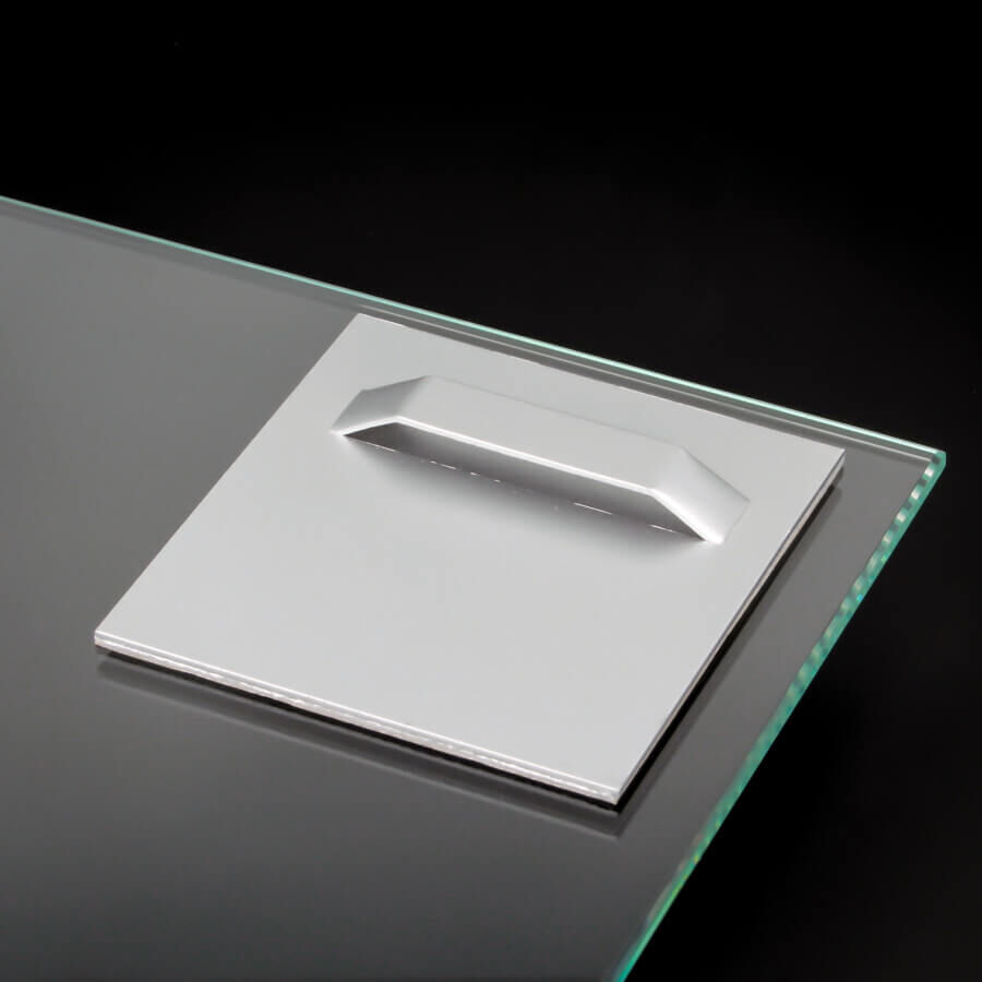 Bilderaufhänger selbstklebend 70x70mm auf Glasplatte klebend mit schwarzen Hintergrund