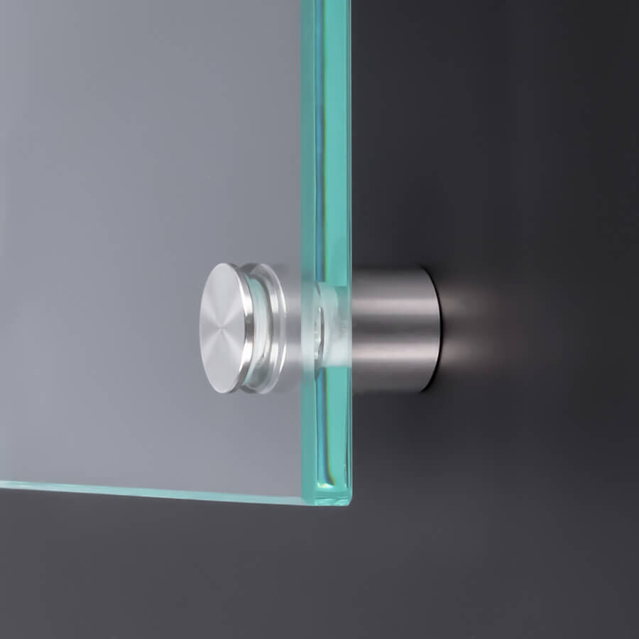 Unterlegscheibe Gummi Ø 13 monitert in einem Abstandshalter mit einer Glasscheibe an dunkler Wand