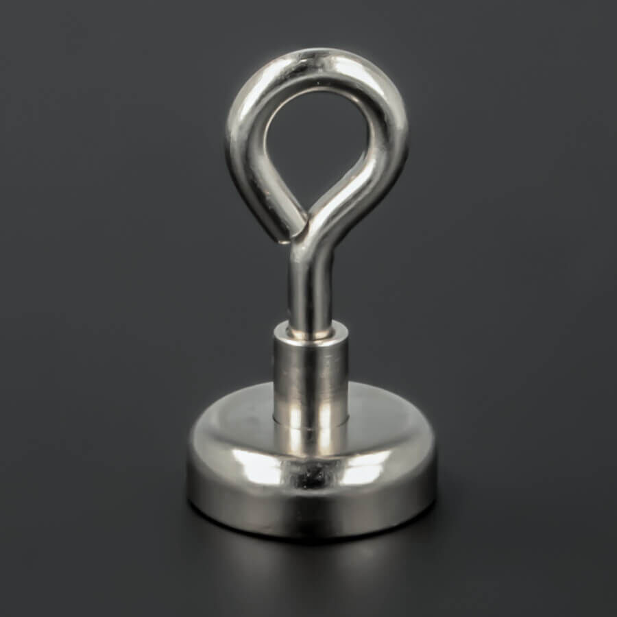 Topfmagnet mit Öse Ø 25mm Innengewinde M5x8mm montiert mit Öse auf dunklem Untergrund