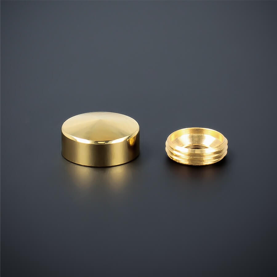 Zierkappe Gold Edelstahl 15mm angeschrägt liegend mit Gewindering auf dunklem Untergrund