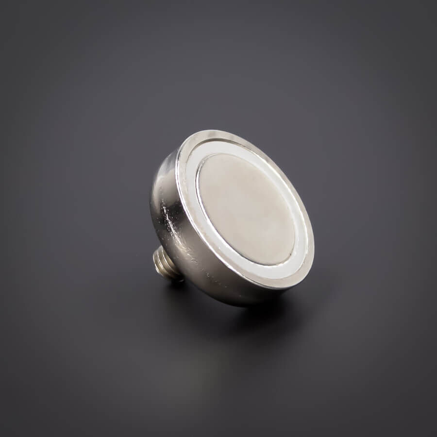 Topf-Magnet Ø 25mm Aussen-Gewinde M6x9 mm liegend auf dunklem Untegrund 