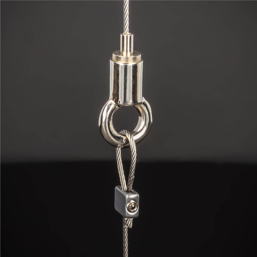 Drahtseilhalter Deckenabhänger Seilspanner Öse Montagebeispiel mit Schlaufe auf dunklem Untergrund