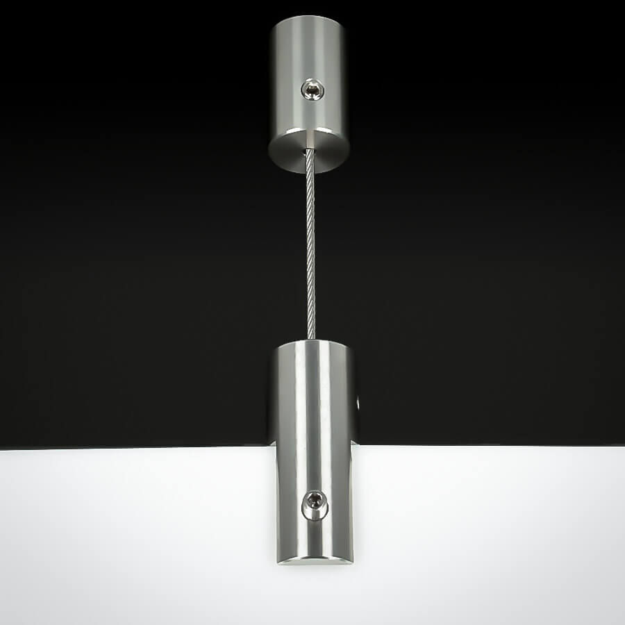 Plattenhalter für Seilmontage Edelstahl Anwendungsbeispiel mit Deckenhalter und geklemmter Platte vor schwarzen Untergrund 