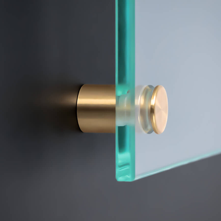 Bilderbefestigung Messing Klarlack Ø15 mm montiert mit Scheibe an dunkler Wand