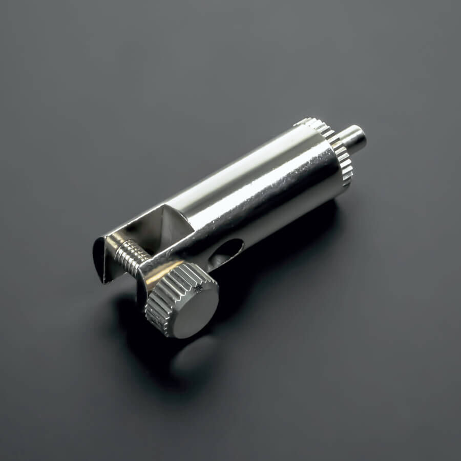 Platten Display-Halter Messing vernickelt liegend auf dunklem Untergrund