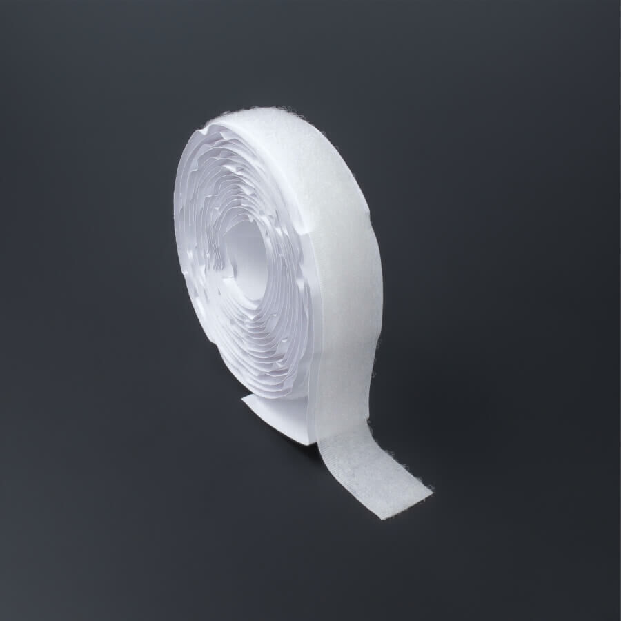 Klettband Flausch 20mm Rolle in 3m Länge auf dunklem Untergrund