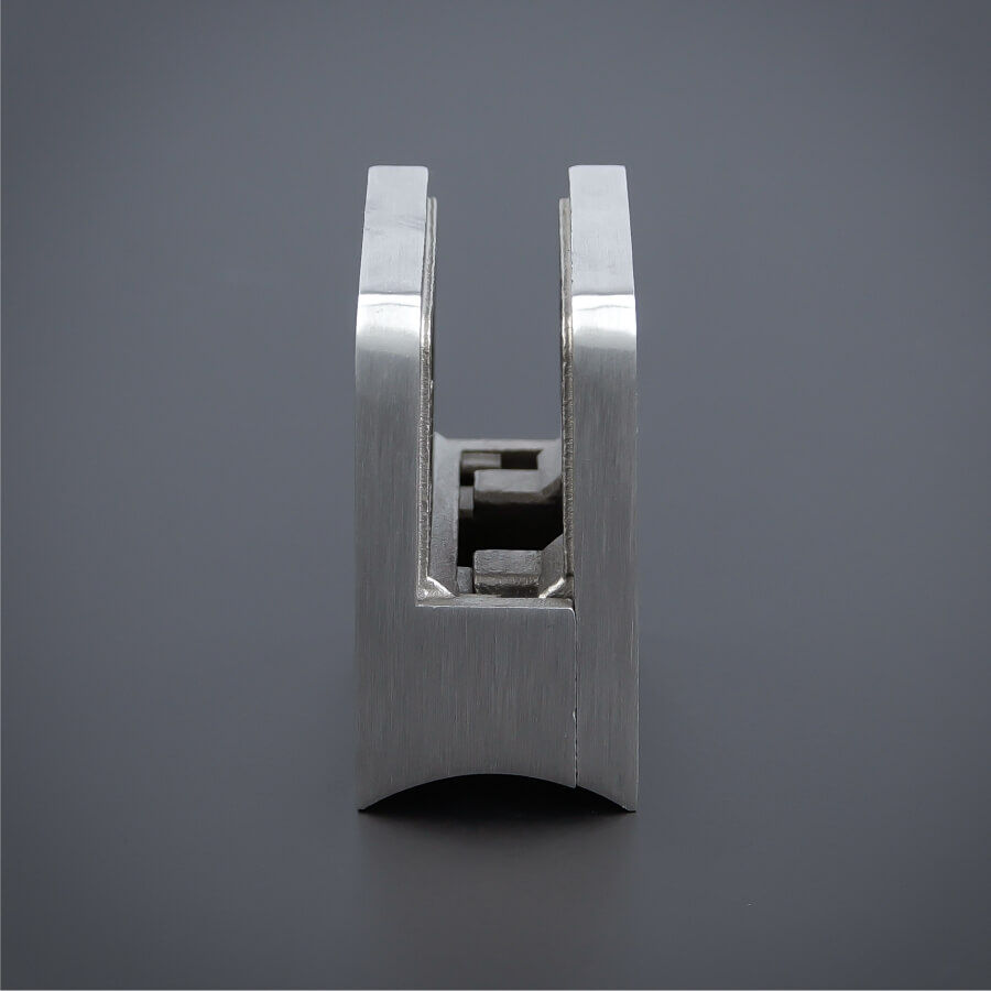 Edelstahl-Halter für Glas eckig stehend auf dunklem Untergrund