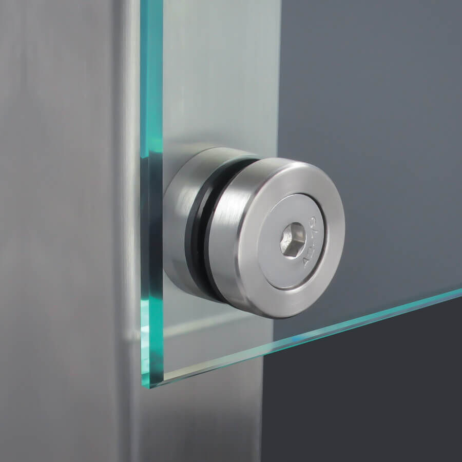 Glaspunkthalter Glashalter Edelstahl Ø30 mm montiert mit Scheibe an Pfosten mit dunklem Hintergrund