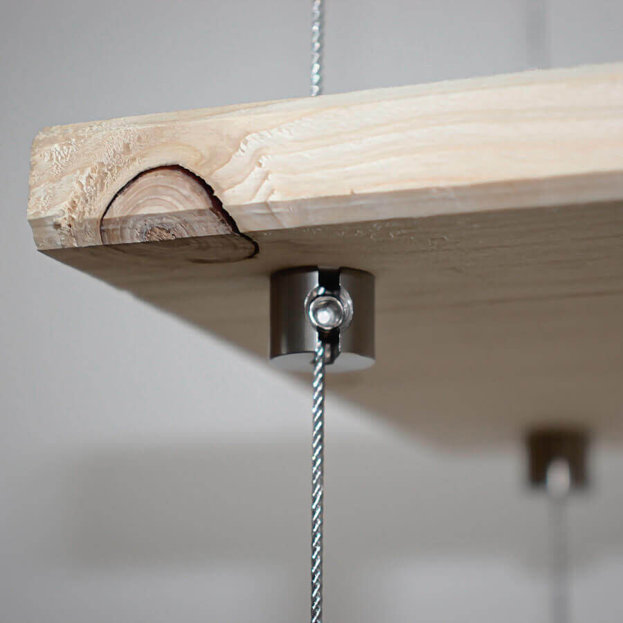 Seilklemme Draht Seilstopper Klemmstopper Edelstahl V2A befestigt an einem Drahtseil dienent als Ablage für ein Holzbrett