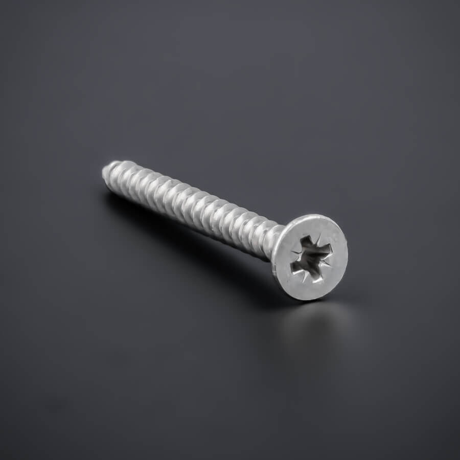 Schraube 5x50 mm Edelstahl V2A A2 Senkkopf verstärkter Kopf | Kreuz liegend auf dunklem Untergrund