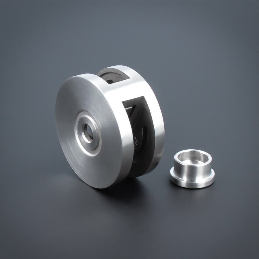 Glashalter Edelstahl rund Ø60mm beidseitig Frontmontage flach rückseite mit Abstandsstück auf dunklem Untergrund