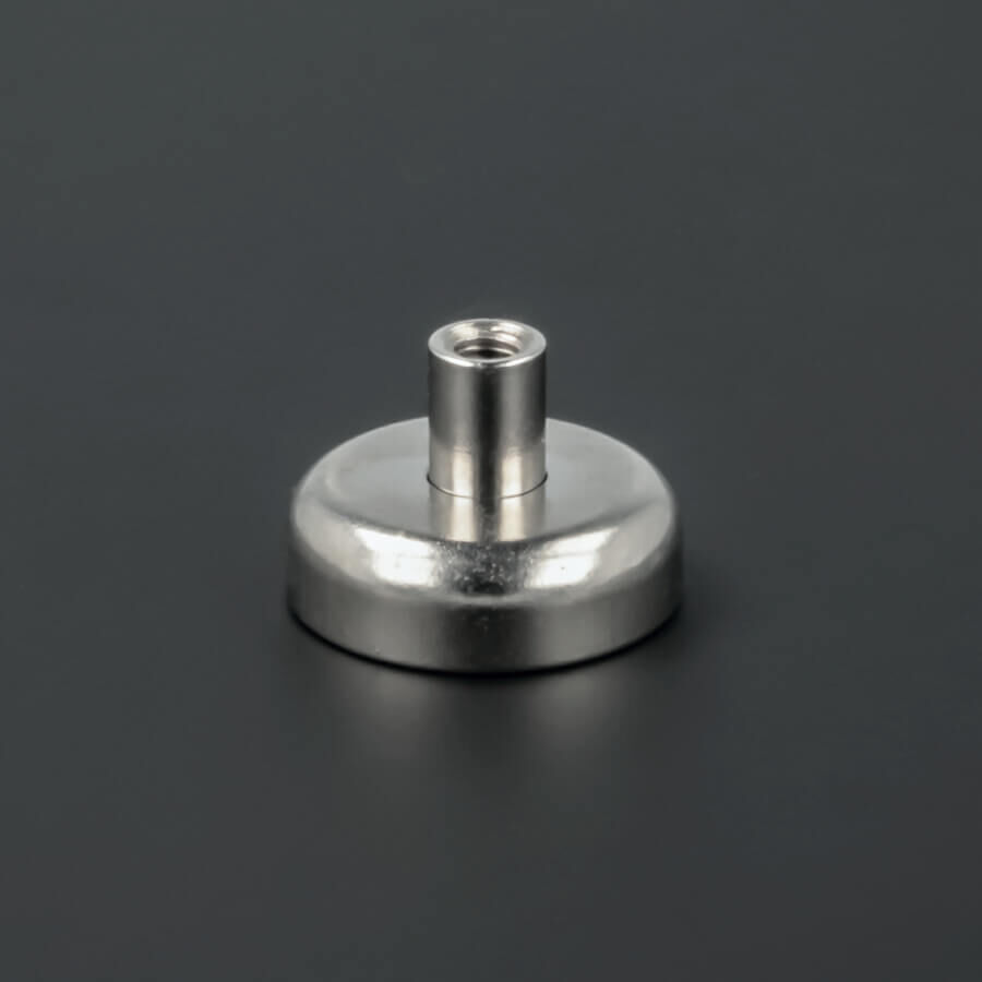 Topf-Magnet Ø 25mm Innengewinde M5x8 mm auf dunklem Untergrund