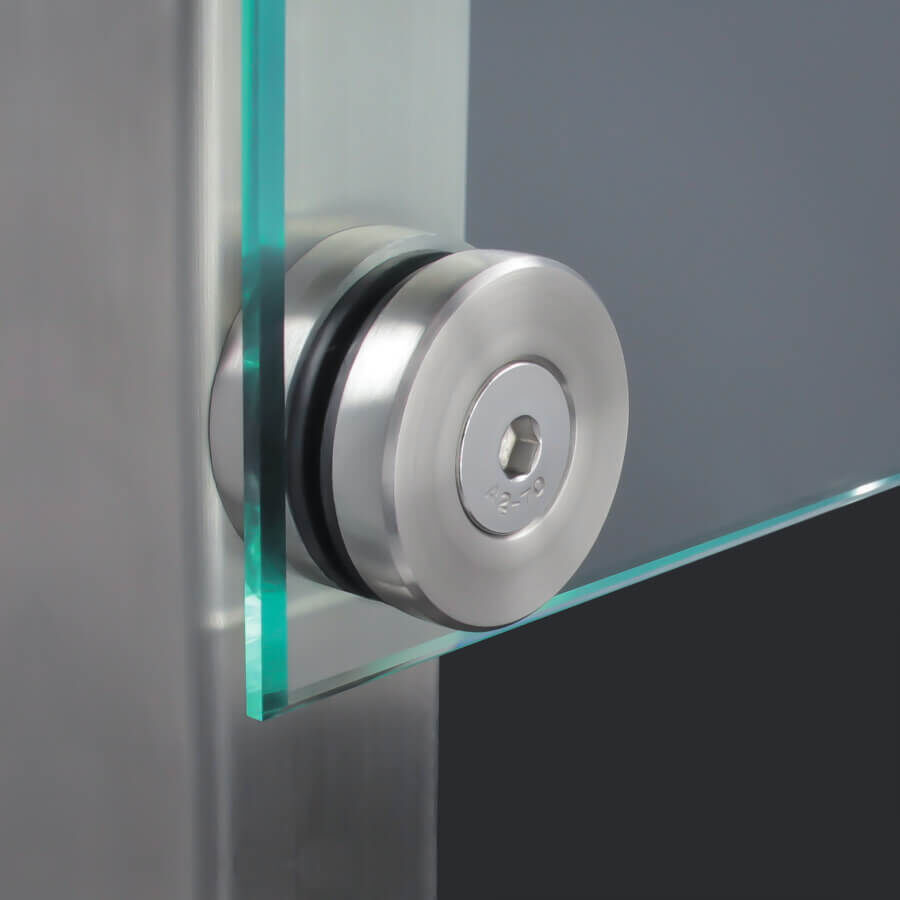 Glaspunkthalter Glashalter Edelstahl Ø40 mm montiert mit Scheibe an Pfosten mit dunklem Hintergrund
