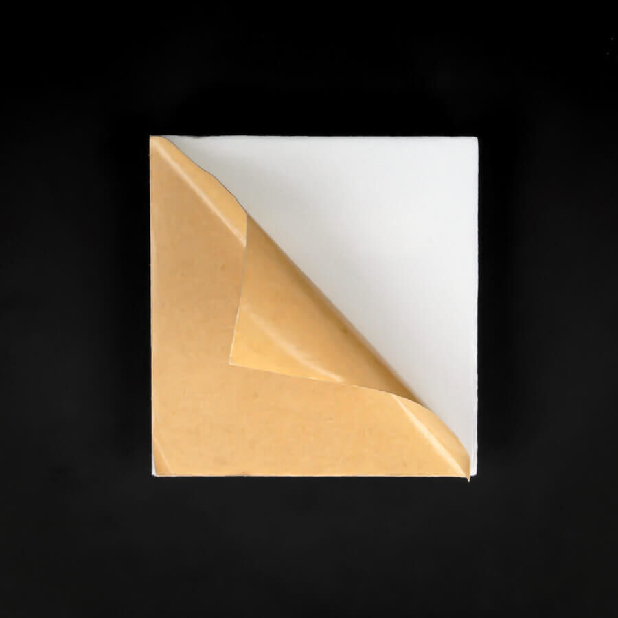 Bildaufhänger selbstklebend 70x70mm Rückseite auf schwarzen Hintergrund