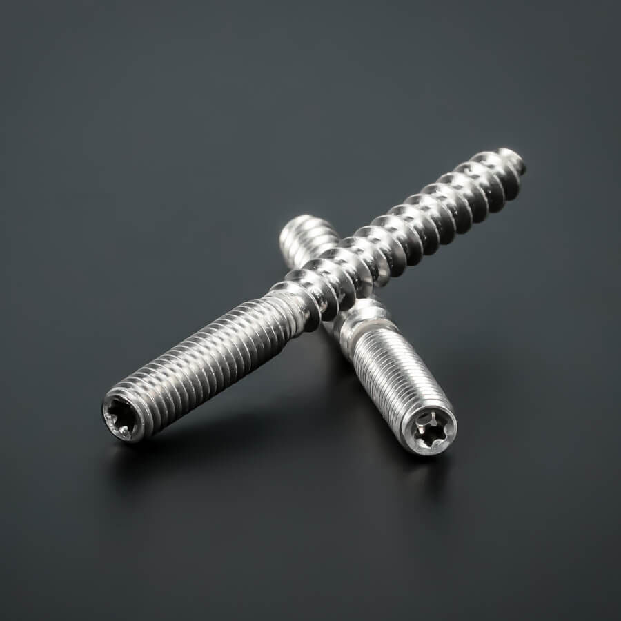 Stockschraube M6x60 mm Edelstahl V2A mehrere abgebildet aufeinander liegend auf dunklem Untergrund
