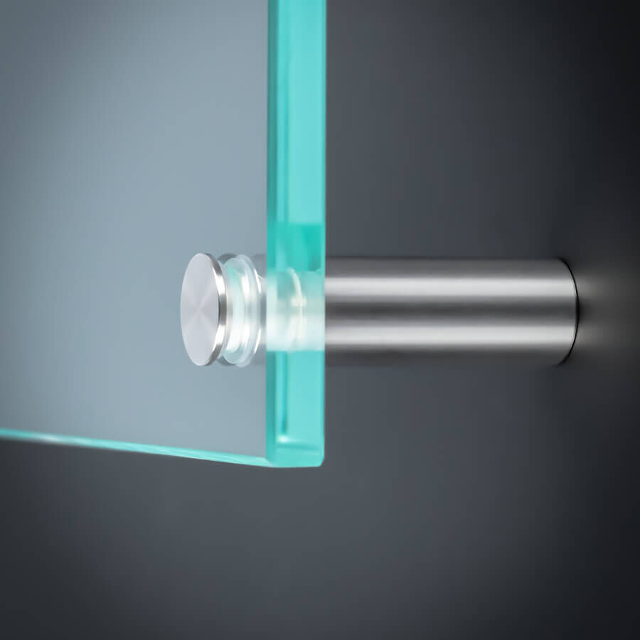 Abstandhalter Edelstahl Ø 15x40 mm montiert mit einer Scheibe an dunkler Wand