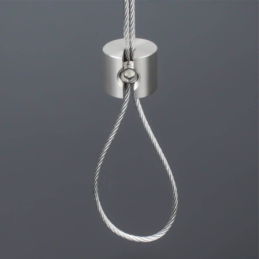Seilklemme Draht Seilstopper Klemmstopper Edelstahl V2A befestigt an einem Drahtseil mit Schlaufe mit dunklem Hintergrund