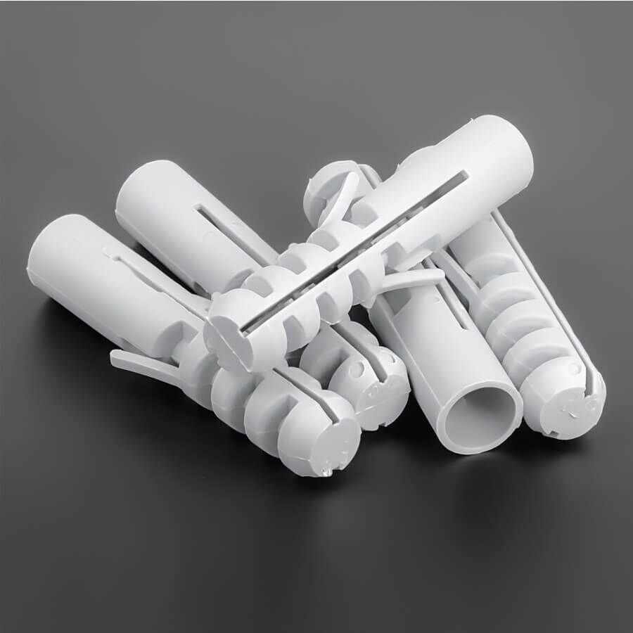 Dübel S12 Nylon Ø 12x60 mm mehrer Dübel auf dunklem Untergrund