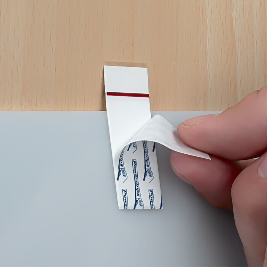 Tesa Powerstripes® Large 5x2cm Doppelseitige Klebestreifen montiert an Schild