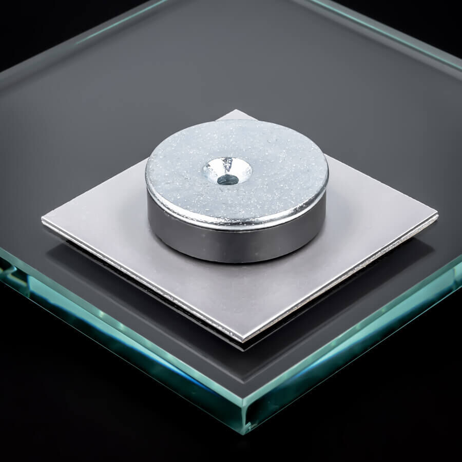 Klebeblech glatt 70x70mm mit Magnet auf Glasplatte geklebt