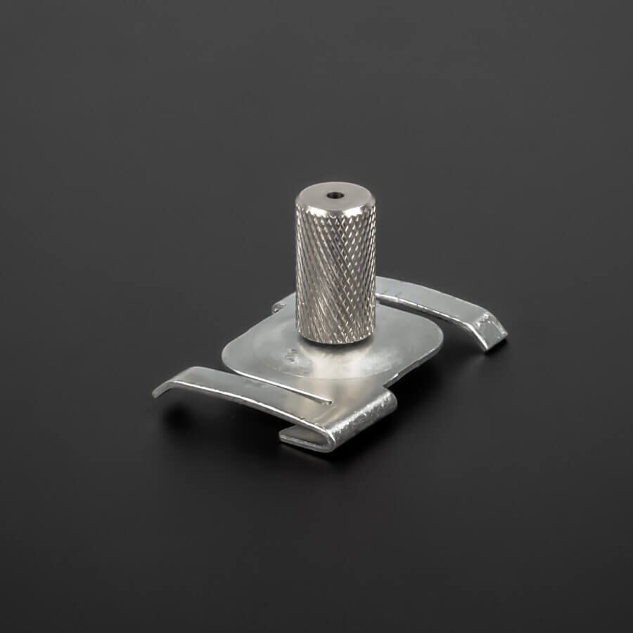 Schraubkappe Messing Rändelung M6 Innengewinde L-Ø: 2,2mm Länge: 20mm stehend auf einem anderem Bauteil verbaut auf dunklem Untergrund