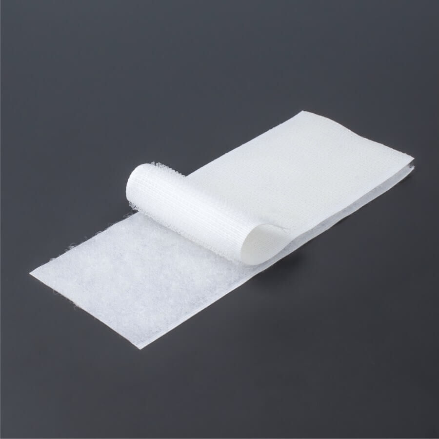 Klettband Flausch+Haken 50mm selbstklebend zusammen auf dunklem Untergrund