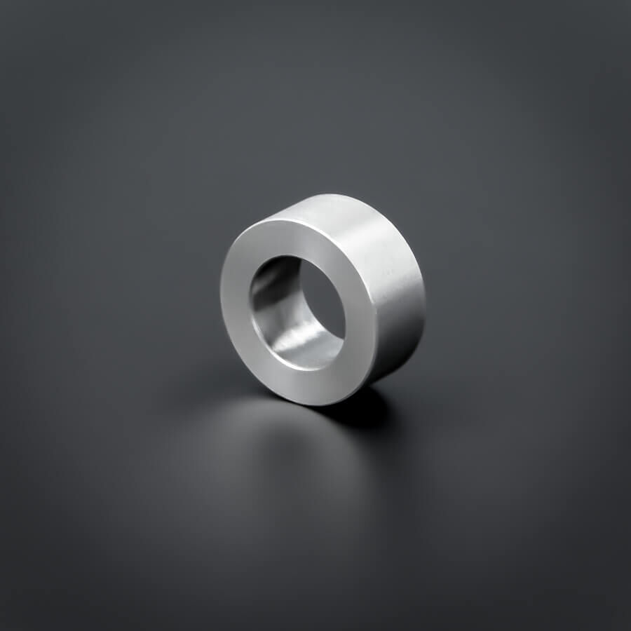 Distanz-Ring M10 Edelstahl Ø 18 mm WA: 8 mm stehend gedreht auf dunklem Untergrund