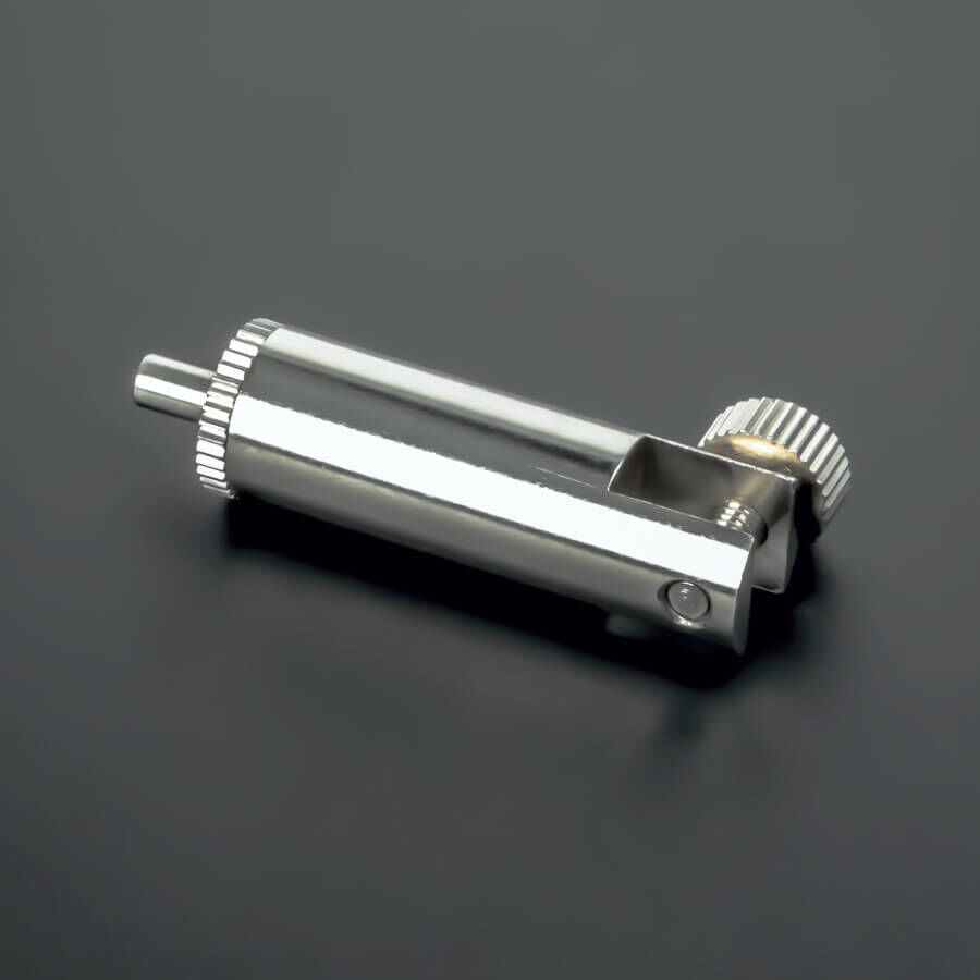 Platten Display-Halter Messing vernickelt gdreht auf dunklem Untergrund