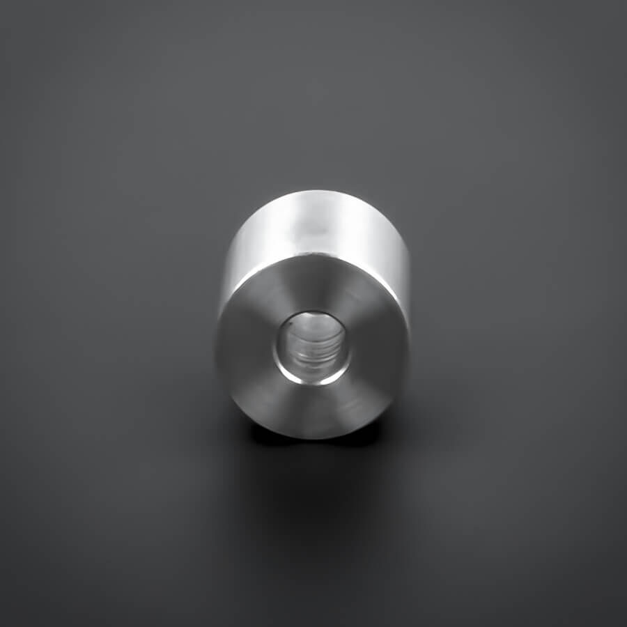Distanzring M6 | Abstandshülse Edelstahl Ø 18x20 mm gedreht liegend auf dunklem Untergrund