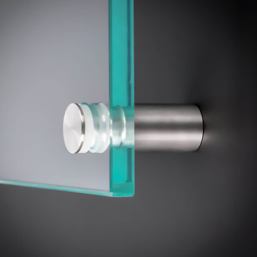 Sandwichplattenhalter Madenschraube montiert mit einer Scheibe an dunkler Wand