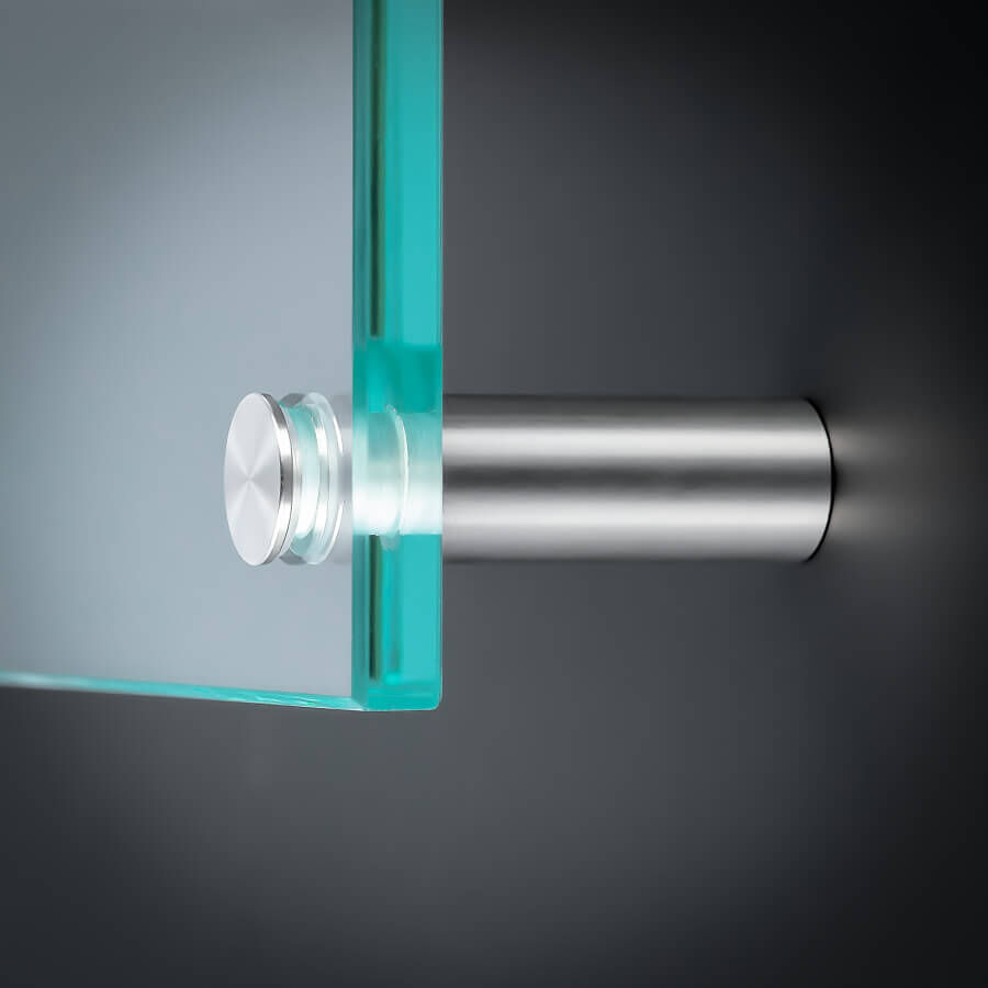 Abstandshalter Edelstahl Ø 15mm montiert mit einer Scheibe an dunkler Wand